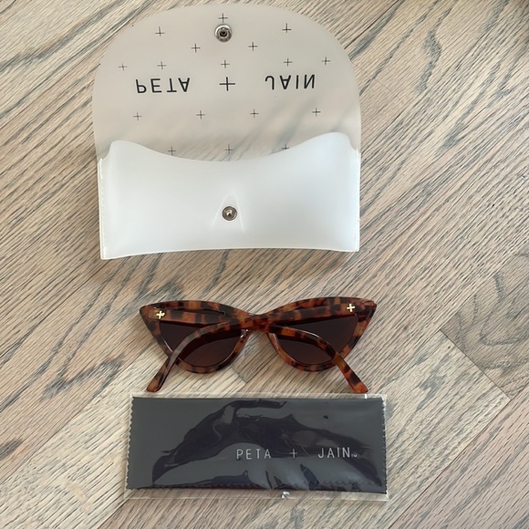 PETA + JAIN Sunglasses with case